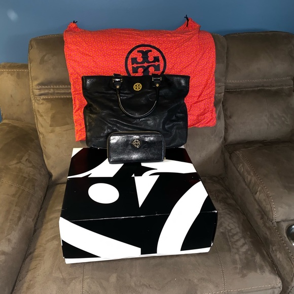 Tory Burch Handbags - Tory Burch Bag and Wallet Set